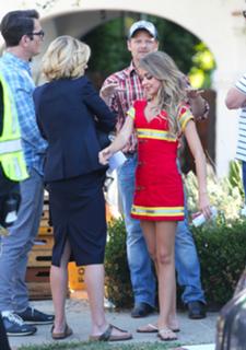 Sarah Hyland feet photo thumbnail