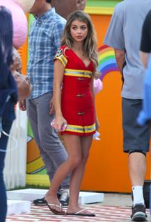 Sarah Hyland feet photo thumbnail