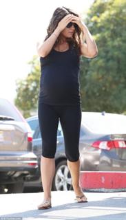 Mila Kunis feet photo thumbnail