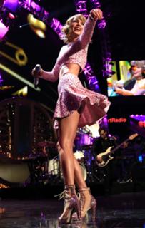 Taylor Swift feet photo thumbnail