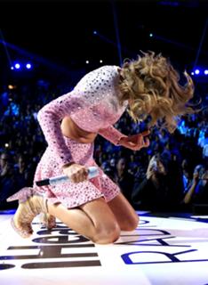 Taylor Swift feet photo thumbnail