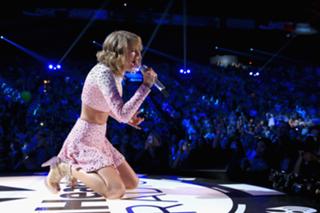 Taylor Swift feet photo thumbnail