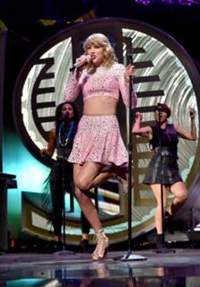 Taylor Swift feet photo thumbnail