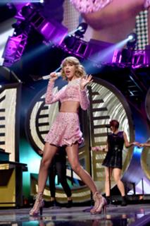 Taylor Swift feet photo thumbnail