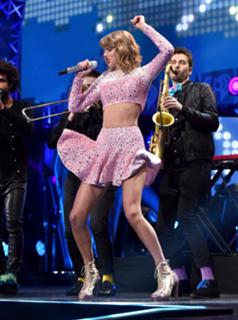 Taylor Swift feet photo thumbnail