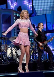 Taylor Swift feet photo thumbnail