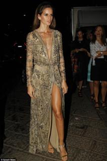 Izabel Goulart feet photo thumbnail