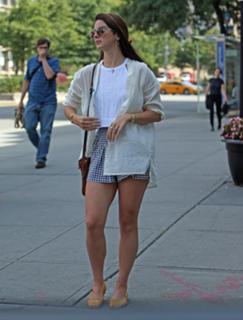 Lana Del Rey feet photo thumbnail