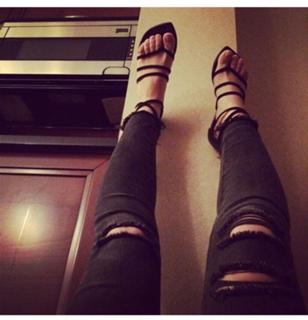 Hilary Duff feet photo thumbnail