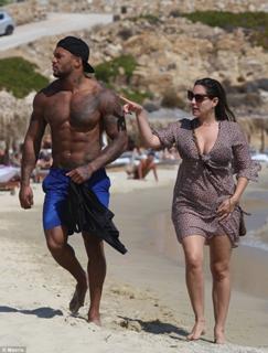 Kelly Brook feet photo thumbnail