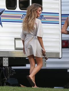 Sarah Hyland feet photo thumbnail