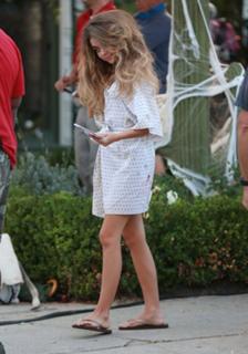 Sarah Hyland feet photo thumbnail