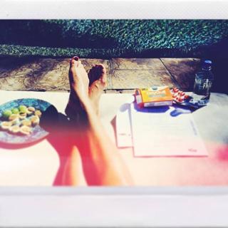 Selena Gomez feet photo thumbnail