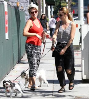 Mena Suvari feet photo thumbnail