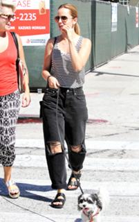 Mena Suvari feet photo thumbnail