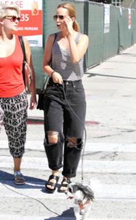 Mena Suvari feet photo thumbnail