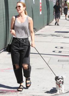 Mena Suvari feet photo thumbnail