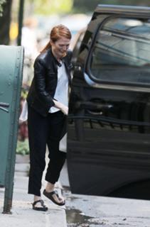 Julianne Moore feet photo thumbnail