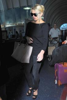 Jessica Simpson feet photo thumbnail