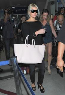 Jessica Simpson feet photo thumbnail