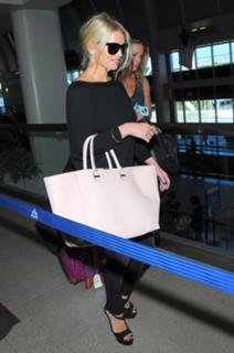 Jessica Simpson feet photo thumbnail