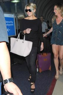 Jessica Simpson feet photo thumbnail