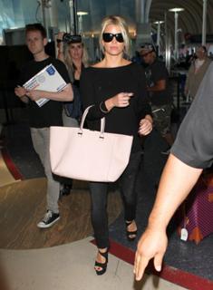 Jessica Simpson feet photo thumbnail