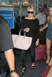 Jessica Simpson feet photo thumbnail