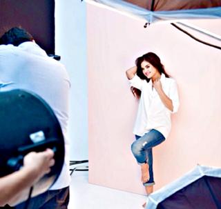 Lucy Hale feet photo thumbnail