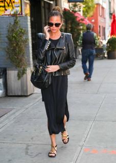 Chrissy Teigen feet photo thumbnail