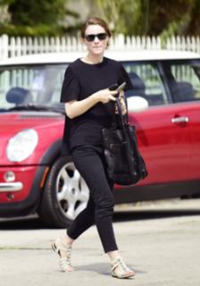 Rooney Mara feet photo thumbnail