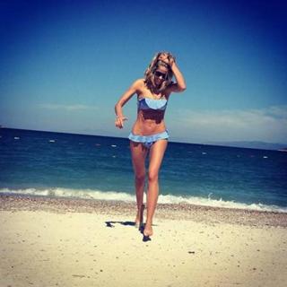 Elena Santarelli feet photo thumbnail