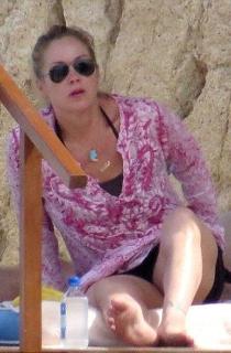 Christina Applegate feet photo thumbnail