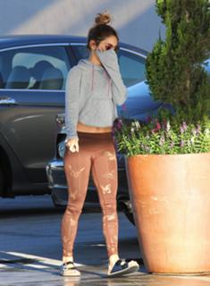 Vanessa Hudgens feet photo thumbnail