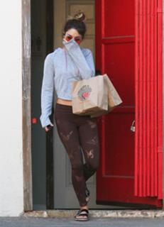 Vanessa Hudgens feet photo thumbnail