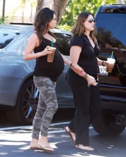 Mila Kunis feet photo thumbnail