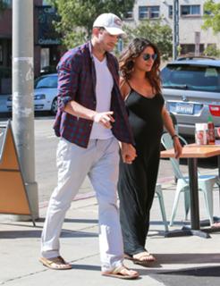 Mila Kunis feet photo thumbnail