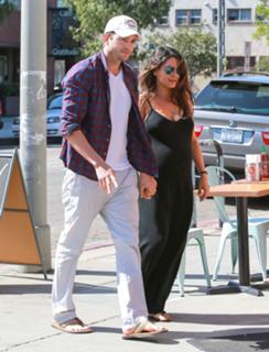 Mila Kunis feet photo thumbnail
