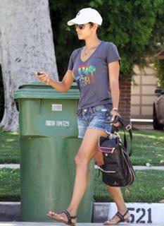 Halle Berry feet photo thumbnail