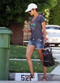 Halle Berry feet photo thumbnail