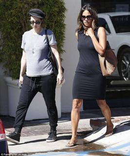 Halle Berry feet photo thumbnail