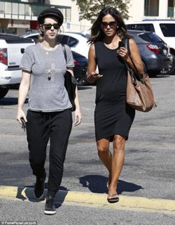 Halle Berry feet photo thumbnail