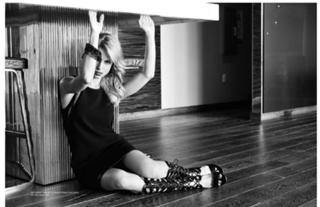 Molly McGrath feet photo 1