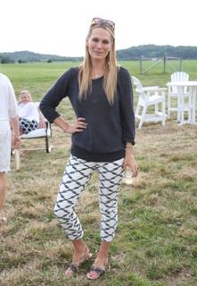 Molly Sims feet photo thumbnail