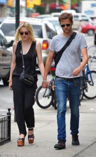 Dakota Fanning feet photo thumbnail