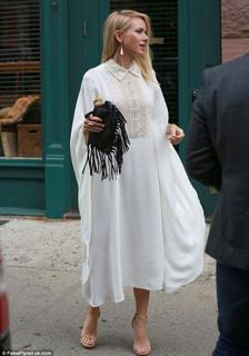 Naomi Watts feet photo thumbnail