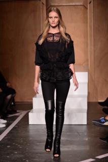 Rosie Huntington-Whiteley feet photo thumbnail