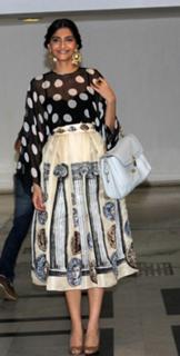 Sonam Kapoor feet photo thumbnail