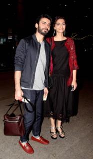 Sonam Kapoor feet photo thumbnail