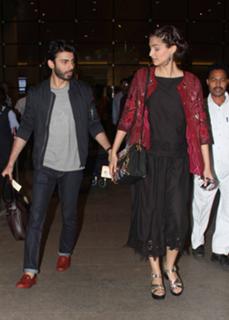 Sonam Kapoor feet photo thumbnail
